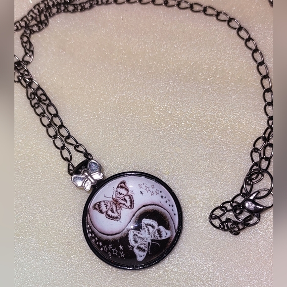 Yin Yang Modified Butterfly Cabochon - Picture 4 of 10